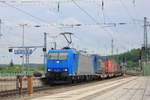 Am 25.05.2018 fährt 185 528 von TX Logistik mit Containerganzzug durch den Bahnhof Treuchtlingen. 