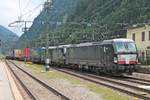 Einfahrt am Nachmittag des 05.07.2018 von MRCE/TXL X4 E-671 (193 671-5) zusammen mit MRCE/TXL X4 E-667 (193 667-3) und einem bunten KLV aus Verona Q. E. in den Bahnhof von Brennero. Nach einem Systemwechsel brachten sie den Zug weiter durch Österreich in Richtung Deutschland.
