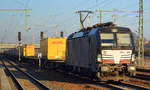 TXL - TX Logistik AG, Troisdorf [D] mit der MRCE Vectron  X4 E - 668  [NVR-Nummer: 91 80 6193 668-1 D-DISPO] und Taschenwagenzug aus Rostock Richtung Verona am 05.12.19 Bf. Flughafen Berlin Schönefeld. 