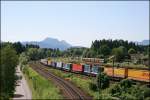 Eine ES64U2 von TXL wartet mit dem DGS 43147 von Lbeck Skandinavienkai nach Verona PN auf Grn. Aufgenommen am 25.06.07