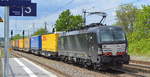 TXL - TX Logistik AG, Troisdorf [D] mit der MRCE Vectron  X4 E - 668  [NVR-Nummer: 91 80 6193 668-1 D-DISPO] und Taschenwagenzug Richtung Rostock am 13.05.20 Bf.