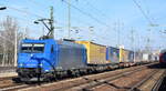 TX Logistik AG, Troisdorf [D] mit der  185 528-7 [NVR-Nummer: 91 80 6185 528-7 D-ATLU] und einem KLV-Zug aus Rostock Seehafen kommend am 15.02.23 Durchfahrt Bahnhof Flughafen BER Terminal 5, Viele