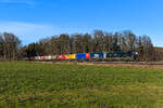 Der DGS 43143 wurde am 03. Februar 2024 auf seiner Fahrt von Lübeck-Skandinavienkai nach Verona Q.E. in Italien von der 193 212 bespannt. Der für TXL im Einsatz stehende Vectron trug zum Aufnahmezeitpunkt erst seit wenigen Tagen eine neue äußere Gestaltung. Das Design, ganz in Schwarz mit grüner Schrift, basiert auf einer Digitaluhr mit dem festen Datum 1. Januar 2030, 00:00 Uhr und eine Minute. Die Botschaft lautet wie folgt: Bis dahin ist noch Zeit, geeignete Maßnahmen zu ergreifen, um deutlich mehr Güter auf den klimafreundlichen Schienenverkehr zu verlagern und die Klimaschutzziele im Verkehrssektor pünktlich zu erreichen. Bei Brannenburg im Inntal konnte ich die Lokomotive am Nachmittagen des besagten Tages dokumentieren. 