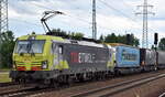 TX Logistik AG, Troisdorf [D] mit der ATLU Vectron  193 554  [NVR-Number: 91 80 6193 554-3 D-ATLU] und KLV-Zug aus Rostock Seehafen am 30.05.24 Höhe Bahnhof Schönefeld b. Berlin.