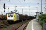 TXL ES 64 U2-010 mit Seitenschiebewandwagen bei nachlassendem Tageslicht in Richtung Rostock unterwegs. Diese Lok ist eine der letzten in silber/gelb (Oranienburg, 03.10.2009)