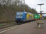 185 518-8 mit Containerzug in Fahrtrichtung Norden durch Eichenberg. Aufgenommen am 10.04.2010.