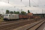 185 531-1 der TX Logistik fhrt mit einem Containerzug durch Magdeburg-Rothensee in Richtung Stendal. Fotografiert am 03.08.2010. 