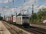 Die 185 537 am 16.05.2009 mit einem KLV-Zug bei der Durchfahrt am Heimeranplatz.