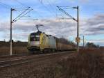 Die ES 64 U2-012 am 13.11.2010 mit einem Autozug unterwegs bei Hagelstadt.