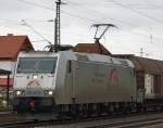 185 537-8 der TXL mit einem Containerzug in Fahrtrichtung Norden. Aufgenommen am 15.01.2011 in Mecklar.