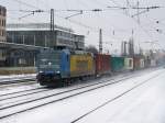 Die 185 518 am 14.02.2010 mit einem Containerzug bei der Durchfahrt am Heimeranplatz (Mnchen).