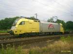 DGS 42072 (Hupac) wartet im Sommer 2005 auf die Einfahrt in den Gterbahnhof Frankfurt-Hchst.