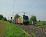 ES 64 U2-011 mit Containerzug in Fahrtrichtung Norden.