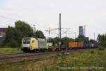 ES 64 U2 - 011 (TX Logistik / ARS) fhrt am 26. Juli 2011 um 15:31 Uhr mit einem Gterzug durch Hamburg Unterelbe