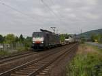 Die ES 64 F4-281 am 30.07.2011 mit einem KLV-Zug unterwegs bei Thngersheim. 