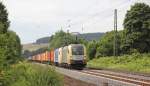 182 506 (ES 64 U2-006) und ein unbekannt gebliebener WLB Taurus in Doppeltraktion vor einem Containerzug in Fahrtrichtung Norden. Aufgenommen am B Eltmannshausen/Oberhone am 07.07.2011.