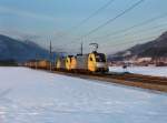 Die ES 64 U2-011 und die ES 64 U2-095 mit einem KLV-Zug am 03.03.2012 unterwegs bei Schwaz.