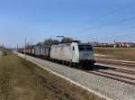 Die 185 539 mit einem Stahlzug am 15.03.2012 unterwegs bei Hattenhofen.