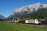 Das Tandem ES 64 U2 012 und ES 64 F4 092 befrdern fr TX Logistik den TEC 43101 Richtung Tauern. Pfarrwerfen, 07.09.2012