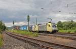 Whrend 232 223 am Signal warten muss, ziehen 182 506-6 mit 183 705-3 und Containerzug Richtung Sden vorbei. Aufgenommen am 11.07.2012 in Eschwege West.