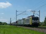 ES 64 F4 - 096 von MRCE, Angemietet von TXLogistik fhrt am 18.05.13 mit einem KLV Richtung Mannheim. Eingefangen zwischen Wiesental und Waghusel.