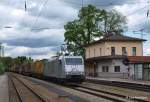 Im Block folgt 185 539-4 TX Logistik mit einem weiteren KLV zum Brenner. Aufgenommen am 04.05.13 in Aling.