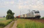 Am 19.Juni 2013 war TXL 185 537 bei Burgstemmen mit einem Containerzug auf dem Weg Richtung Norden.