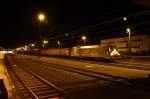 Am späten Abend des 25.2.2014 steht 182 510-8 von TXL mit einem leeren Schrottzug im Bahnhof Kufstein. Nach kurzem Halt und Überholung ging es weiter Richtung München. Sonst übernimmt Lokomotion immer die Schrottzüge durch Tirol.