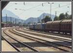 Zwei 185er von TXL bringen den DHL-Zug von Rostock nach Verona, zum Brennerpass. Aufgenommen in Kufstein.