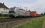 193 806-7 bespannte am 11.06.2016 einen Containerzug in Fahrtrichtung Süden. Aufgenommen in Ludwigsau-Friedlos.
