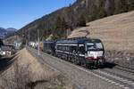 TXL 193 647 ist zusammen mit 189 102 auf Bergfahrt, aufgenommen in Wolf am Brenner am 14.02.2023.