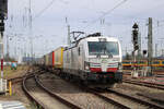 ELL/TXL 193 597 rollt mit einem KV-Zug durch Karlsruhe Hbf.