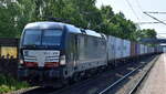 TXL mit der MRCE Vectron  X4 E - 610  [NVR-Nummer: 91 80 6193 610-3 D-DISPO] und einem Containerzug am 05.06.23 Vorbeifahrt Bahnhof Dendensen-Gümmer.
