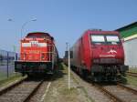 Um die 345 100,von der Usedomer Eisenbahngesellschaft,und die 145-CL 001,von EKO-Trans,zufotografieren,mußte ich beide Loks,am 21.Mai 2011,im Stralsunder Nordhafen,durch das Werkstor fotografieren.