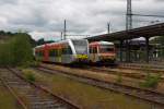 VT 101 (ein Stadler GTW 2/6) der vectus Verkehrsgesellschaft mbH am 13.06.2011 abgestellt am Bahnhof Betzdorf/Sieg. Hinten steht VT 628 677-7 (Daadetalbahn) der Westerwaldbahn (WEBA).