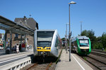 Vectus VT 101 und VT 202 begegnen sich im Bahnhof von Altenkirchen im Westerwald.
