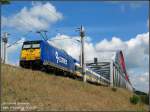 146 521 schiebt X80003 Leipzig Hbf - Warnemnde ber die Elbebrcke bei Lutherstadt Wittenberg, 01.08.07. Der Tf hatte wohl vergessen den Zielanzeiger an der Lok vor Abfahrt umzustellen:  Nicht Einsteigen  ermuntert wohl nicht zu einer Fahrt an die Ostsee.