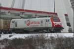 Veolia 37515 fährt am 09.01.2010 mit einem Containerzug nach Frankreich im Güterbahnhof Ludwigshafen ein