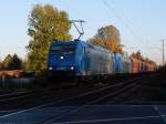 185 519 und 185 530 mit Leererzzug in der Herbstabendsonne Hhe Peine am 20.10.2008.
