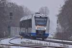VIAS VT254 fährt bei Schneefall in den Bahnhof Grevenbroich ein.