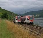 Die VIAS Flirts 303 und 302 begegnen sich auf ihrer Linie Rüdesheim - Koblenz bei Lorch im Bächergrund. Aufgenommen am 14.07.2015.