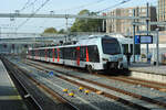 ET25 2304 der VIAS Rail wartet in Arnhem Centraal auf die Abfahrt als Zug 20023 nach Düsseldorf Hbf, am 30.10.2022.