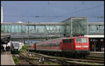 111023 hält mit einem Regionalzug am 21.5.2006 neben einem Desiro Triebwagen der Vogtlandbahn im HBF Regensburg.