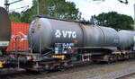 Kesselwagen vom Einsteller VTG mit der Nr. 37 RIV 7849 174-3 Zas befüllt lt. UN-Nr.: 338/2924 mit einem entzündbaren, flüssigen Stoff, ätzend, N.A.G. in einem gemischten Güterzug am 27.07.22 Durchfahrt Bahnhof Niederndodeleben.