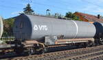 Kesselwagen vom Einsteller VTG mit der Nr. 33 RIV 80 D-VTG 7956 926-9 Zas lt. UN-Nr.: 30/1202 für das Ladegut Dieselkraftstoff in einem Kesselwagenzug am 06.10.22 Durchfahrt Bahnhof Golm.