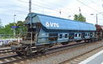 Drehgestell-Schüttgutwagen mit Schwenkdach und dosierbarer Schwerkraftentladung vom Einsteller VTG mit der Nr. 33 RIV 80 D-VTG 083 4 029-5 Tads am 06.07.19 Saarmund Bahnhof.