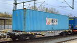 Drehgestell-Containertragwagen vom Einsteller VTG AG (übernommen von AAEC) mit der Nr. 33 RIV 80 D-AAEC 4505 442-0 Sgmnns 228 in einem kombinierten Container-/Taschenwagenzug am 06.05.21Bf. Golm (Potsdam).