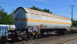 Druckgaskesselwagen mit Sonnendach vom Einsteller VTG mit der Nr. 33 RIV 80 D-VTG 7912 100-4 Zagkks lt. UN-Nr.: 23/1965 mit Kohlenwasserstoffgas, Gemische, verflüssigt, N.A.G. befüllt in einem gemischten Güterzug am 10.08.22 Durchfahrt Bahnhof Golm.