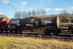 Vierachsiger 34 m³ Drehgestell Kesselwagen mit Bremserbühne, 33 80 7874 648-8 D-VTG, der Gattung Zaces, der VTG Rail Europe GmbH (Hamburg), abgestellt am 21.02.2023 in Herdorf, im Zugverband eines Übergabezuges der KSW, auf dem Rbf. der KSW. 

Die Gefahrguttafel (X886/1831) zeigt an, was drin war oder ist:
Schwefelsäure (rauchend), auch bekannt als Oleum oder Vitriol (rauchend). Sie wird unteranderem zur Herstellung von Sprengstoffen verwendet, was hier bei der Fa. Dynamit Nobel Defence in Burbach-Würgendorf der Fall ist.

TECHNISCHE DATEN:
Gattung: Zaces 
Spurweite: 1.435 mm
Länge über Puffer : 14.400 mm
Drehzapfenabstand: 9.360 mm
Achsabstand im Drehgestell: 1.800 mm
Laufraddurchmesser:  920 mm (neu)
Höchstgeschwindigkeit: 100 km/h
Eigengewicht: 21.220 kg
Max. Ladegewicht: 58,7 t (ab Streckenklasse C)
Gesamtvolumen: 34.000 Liter (34 m³)
Bauart der Bremse: KE-GP (LL)
Bremssohle: IB 116
Handbremse: Ja
Kleinster befahrbarer Gleisbogen: R 36 m
Tankcode: L10DH (Zulässiger Betriebsüberdruck 4 bar)
Behälterwerkstoff : Edelstahl
Intern. Verwendungsfähigkeit: RIV

Die Bedeutung der Gattung Zaces:
Z = Kesselwagen
a = 4 Radsätze
c = Entladung durch Druckluft oder Luftstöße
e = mit Heizung
s = zugelassen für Züge bis 100 km/h (beladen)