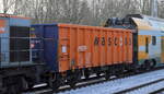 Offener Drehgestell-Güterwagen vom Einsteller WASCOSA AG mit der Nr. 37 TEN 80 D-WASCO 5840 572-1 Eamnos als Schutzwagen in einem Überführungszug am 20.01.22 Berlin Buch.